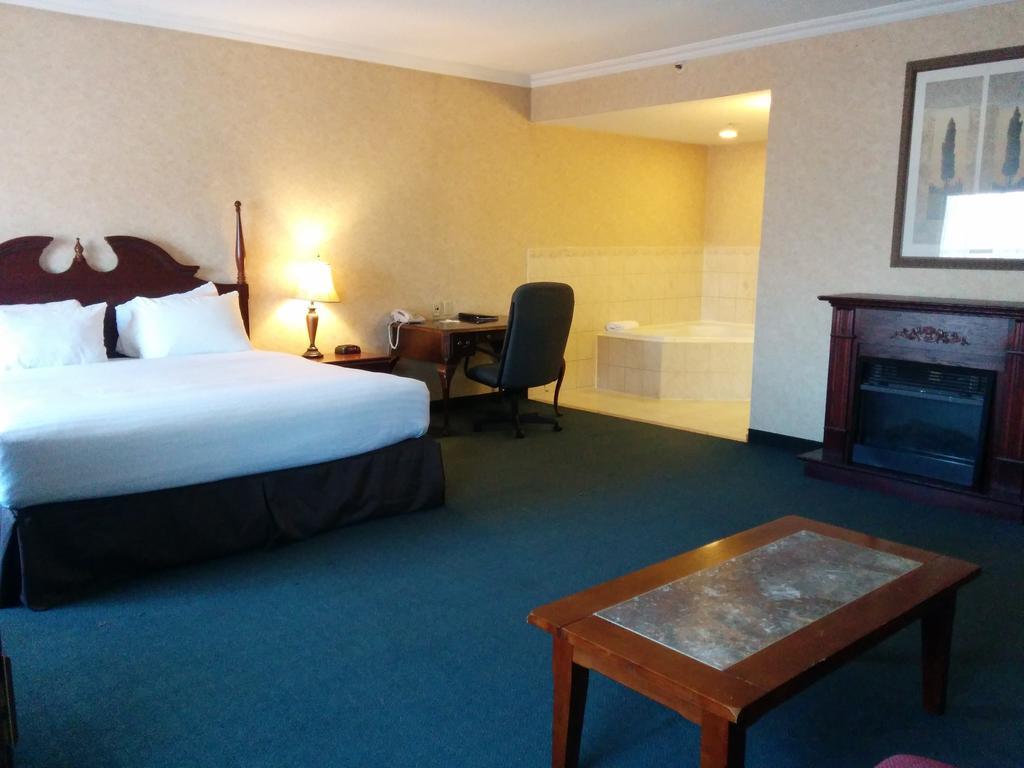 Days Inn By Wyndham Toronto East Lakeview Eksteriør billede