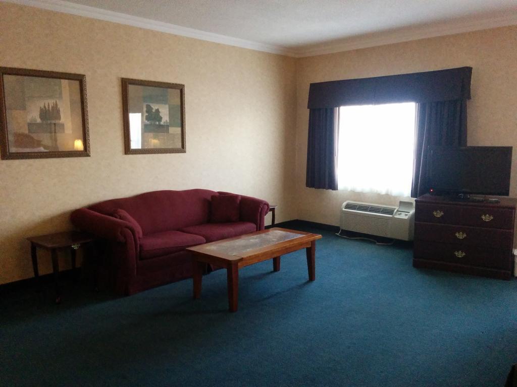 Days Inn By Wyndham Toronto East Lakeview Eksteriør billede