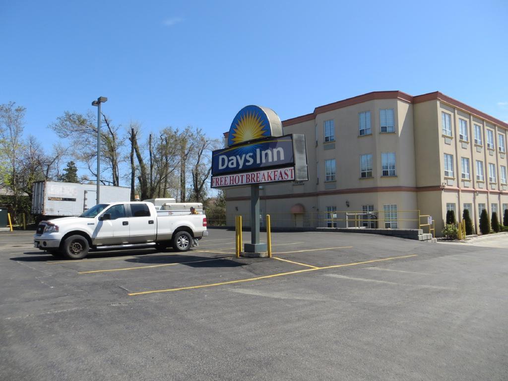 Days Inn By Wyndham Toronto East Lakeview Eksteriør billede