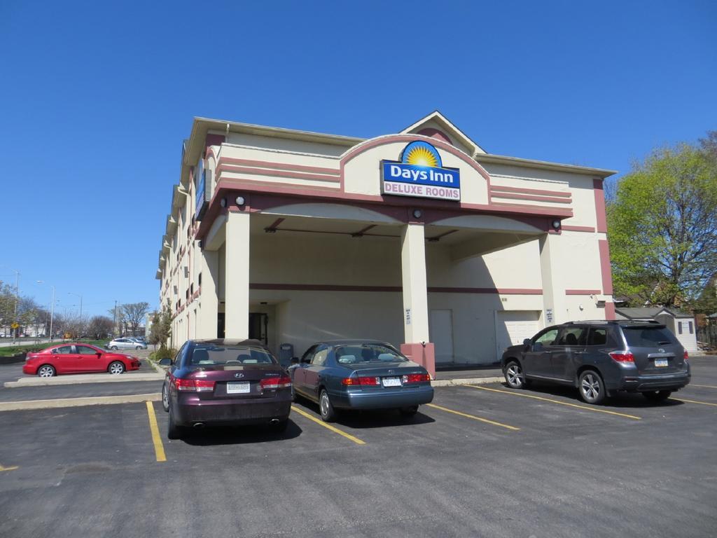 Days Inn By Wyndham Toronto East Lakeview Eksteriør billede