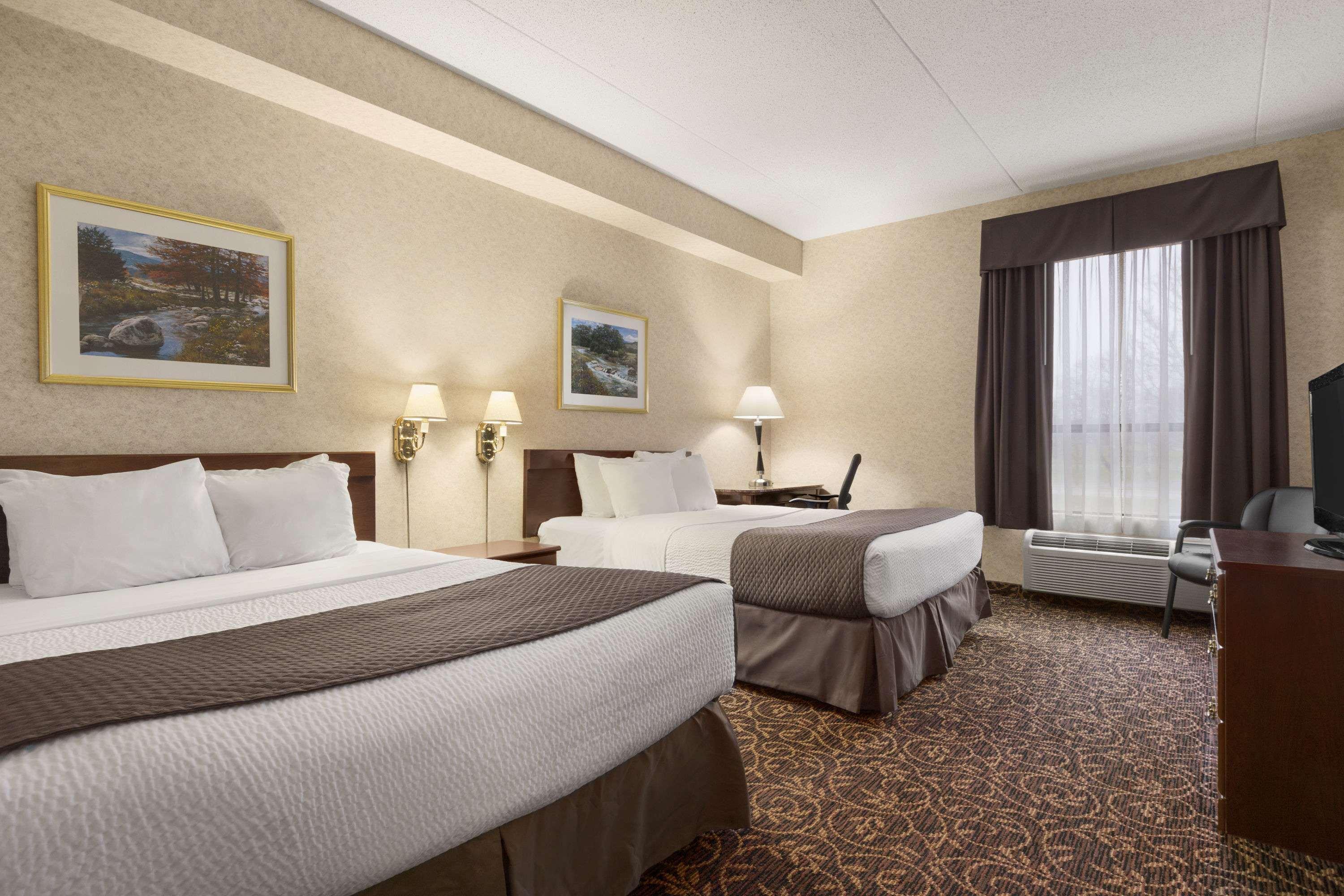 Days Inn By Wyndham Toronto East Lakeview Eksteriør billede