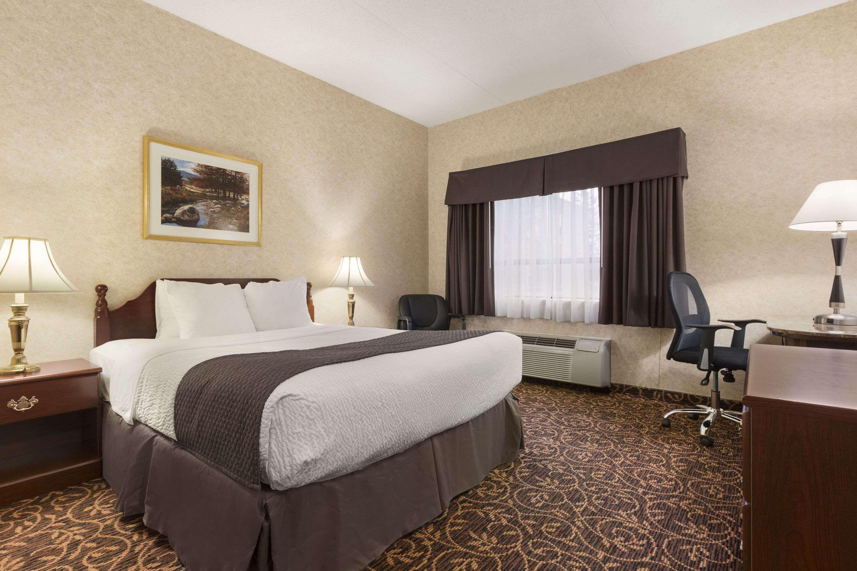 Days Inn By Wyndham Toronto East Lakeview Eksteriør billede
