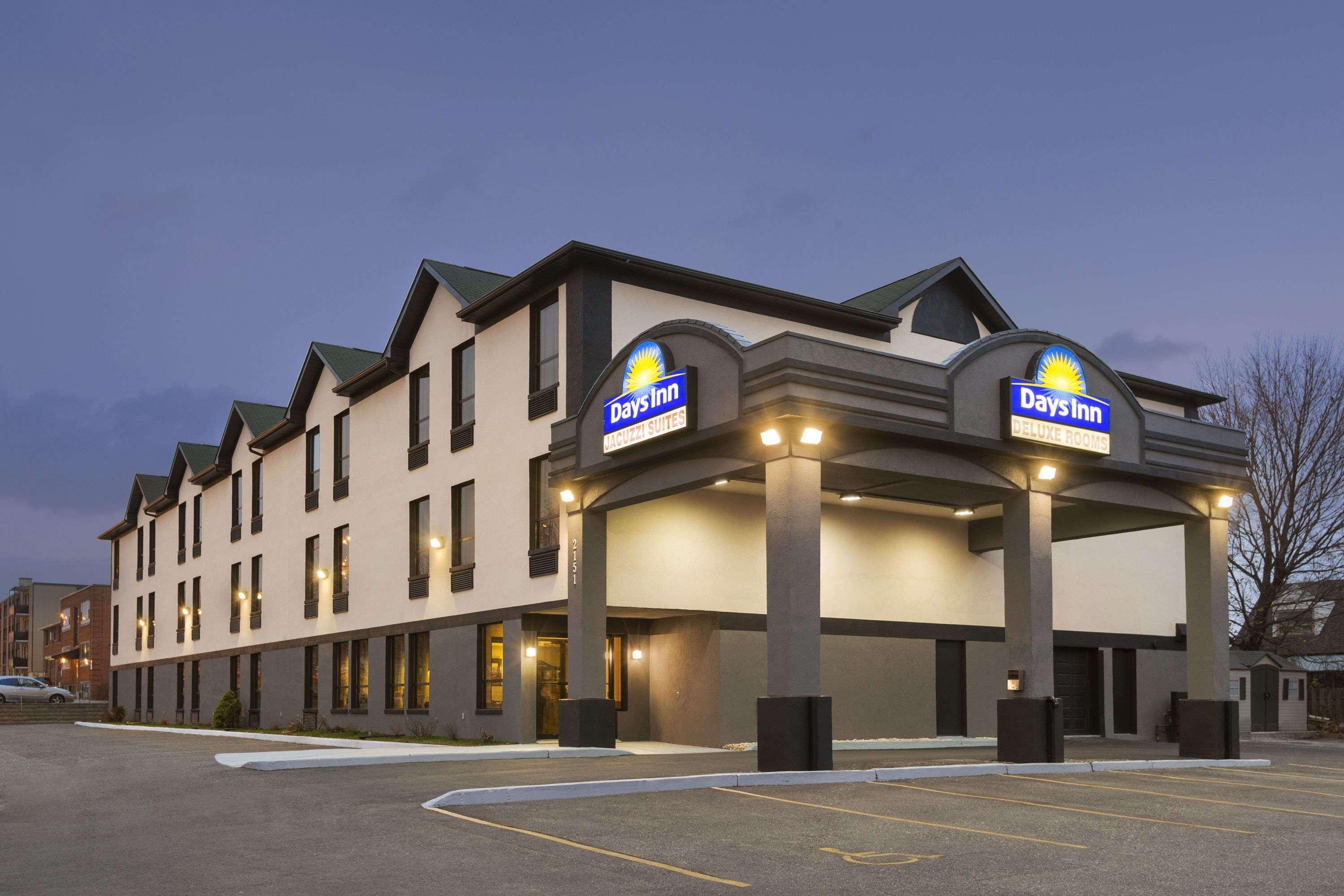 Days Inn By Wyndham Toronto East Lakeview Eksteriør billede