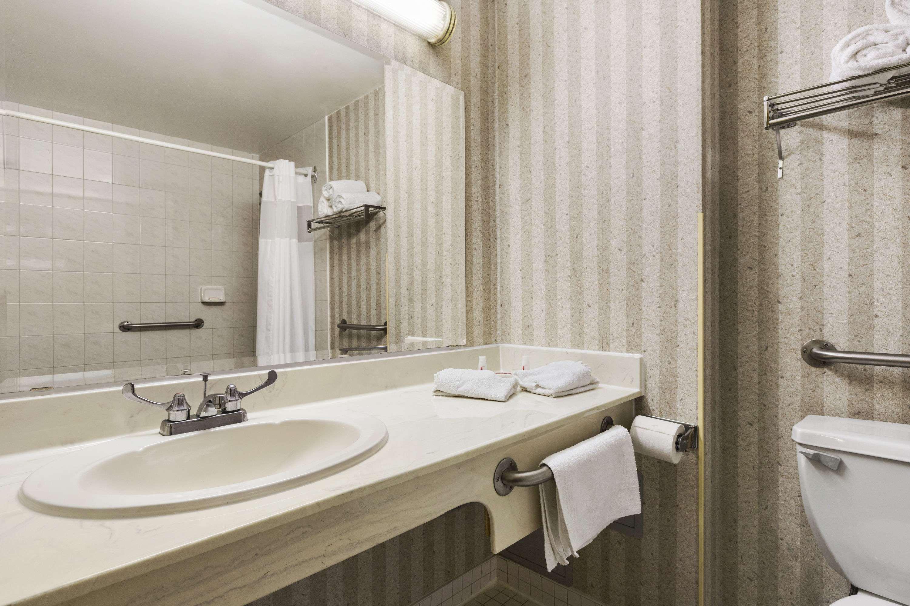 Days Inn By Wyndham Toronto East Lakeview Eksteriør billede