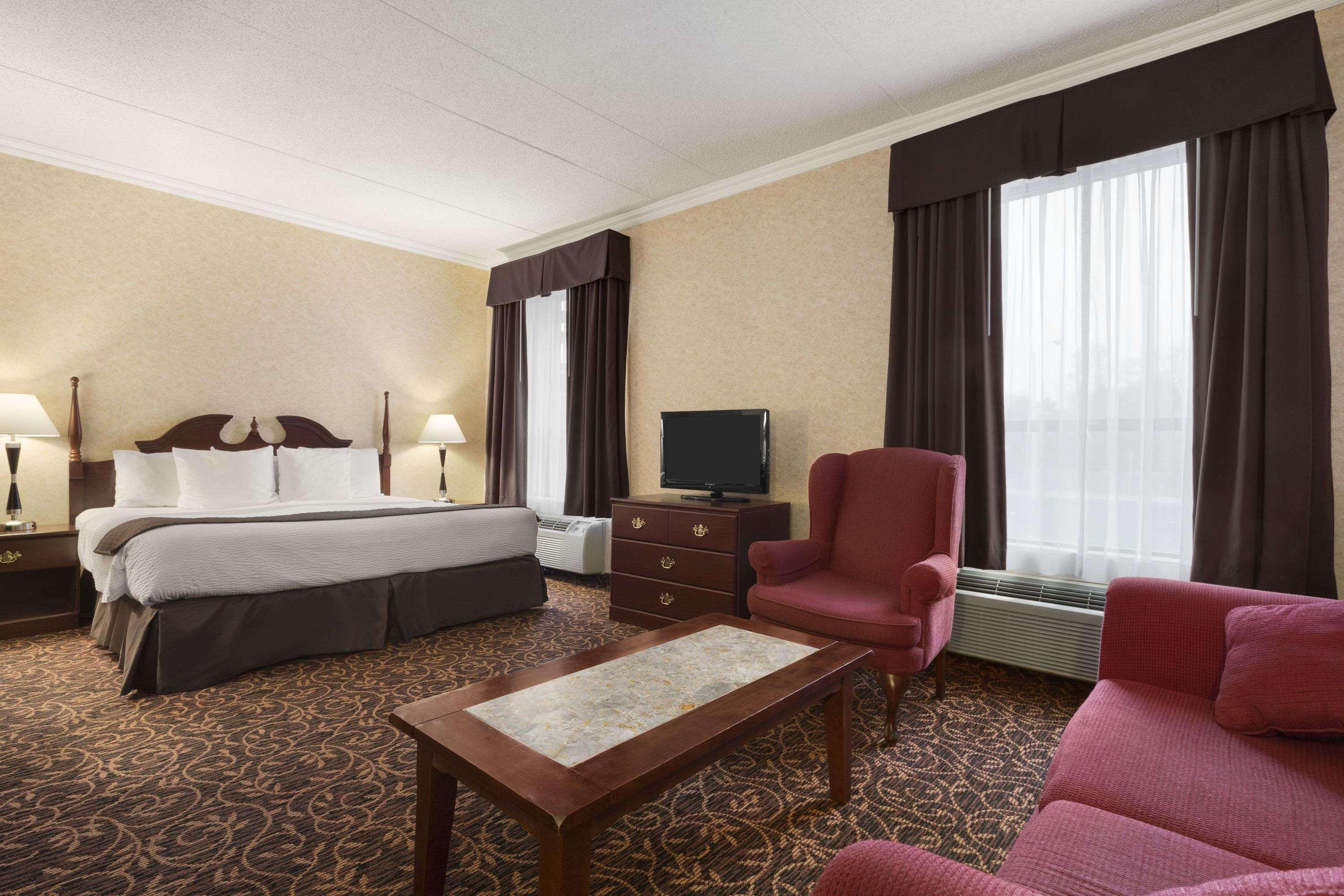 Days Inn By Wyndham Toronto East Lakeview Eksteriør billede