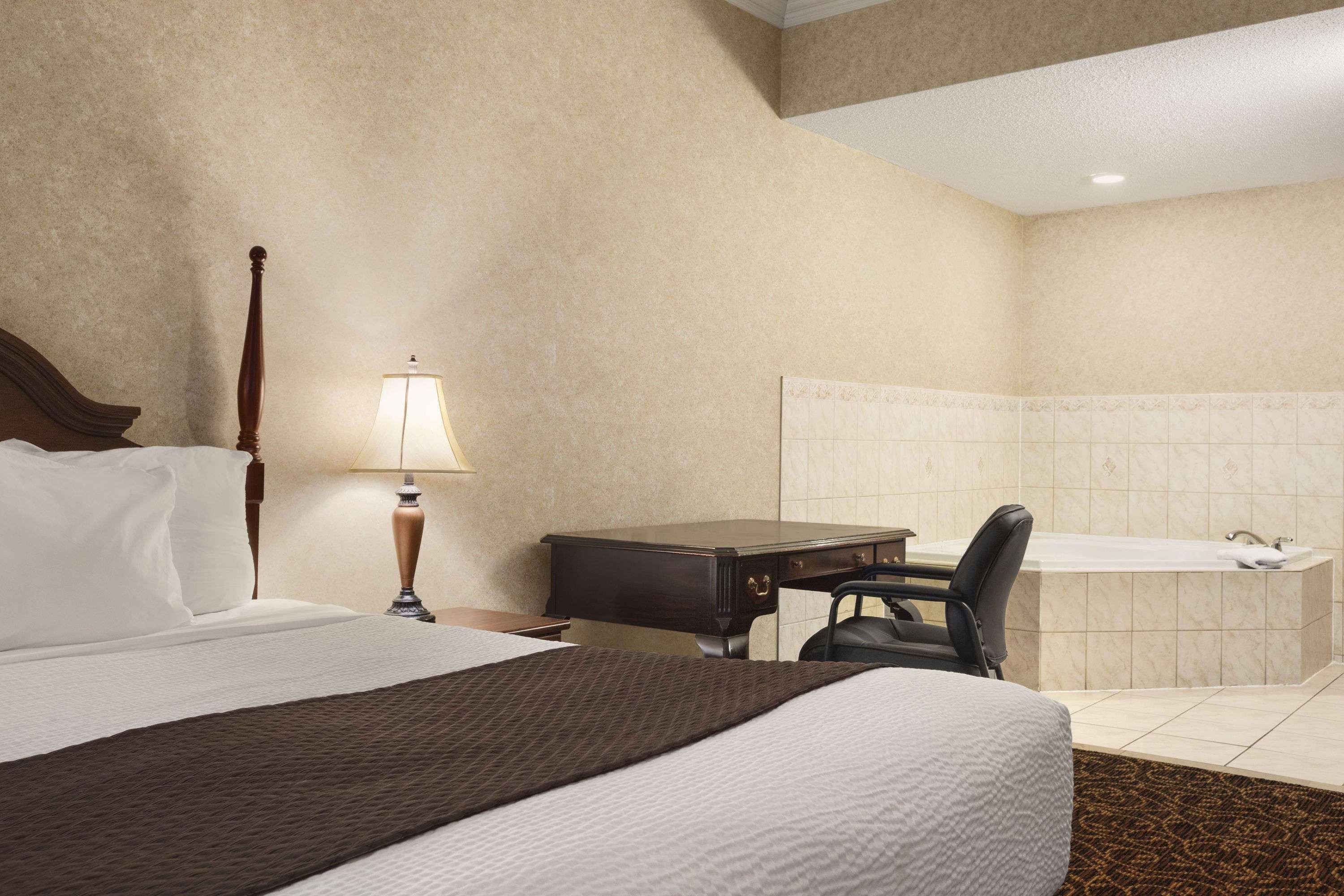 Days Inn By Wyndham Toronto East Lakeview Eksteriør billede