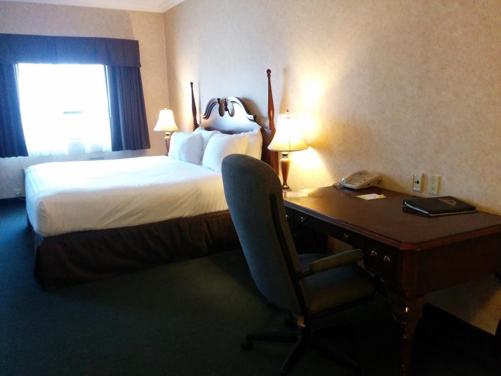 Days Inn By Wyndham Toronto East Lakeview Eksteriør billede