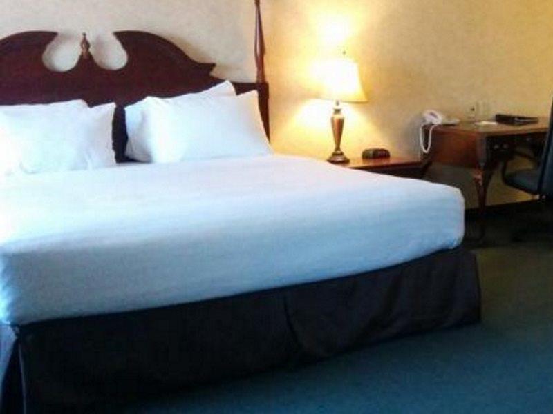 Days Inn By Wyndham Toronto East Lakeview Eksteriør billede