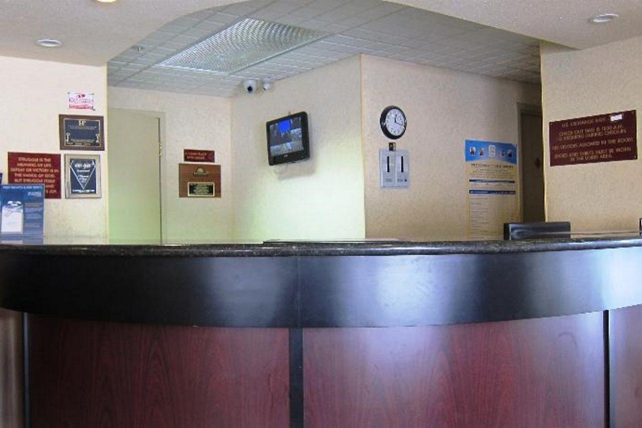 Days Inn By Wyndham Toronto East Lakeview Eksteriør billede