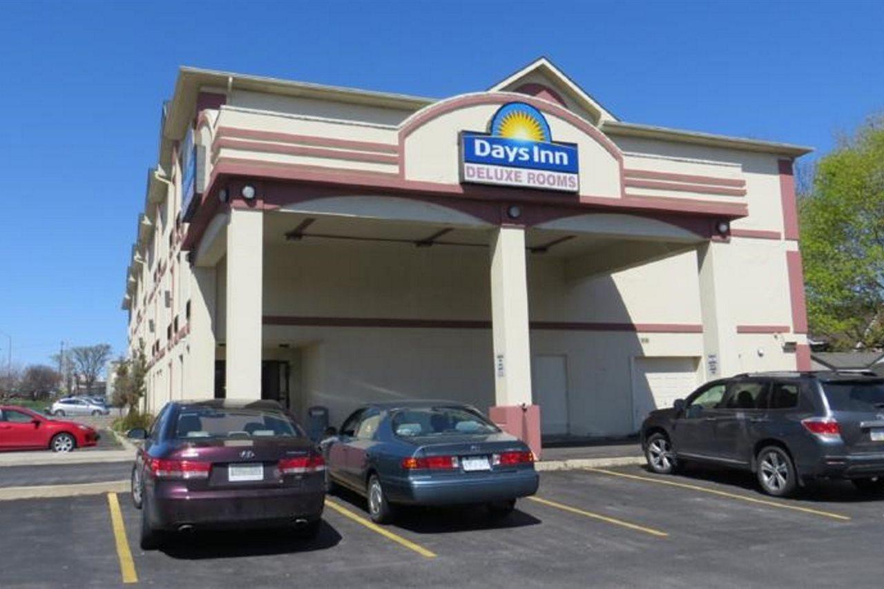Days Inn By Wyndham Toronto East Lakeview Eksteriør billede
