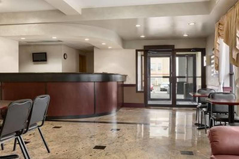 Days Inn By Wyndham Toronto East Lakeview Eksteriør billede