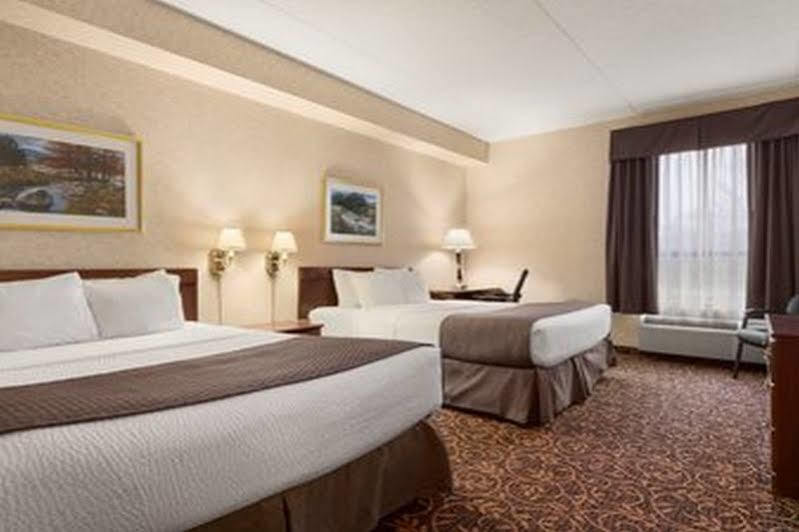 Days Inn By Wyndham Toronto East Lakeview Eksteriør billede